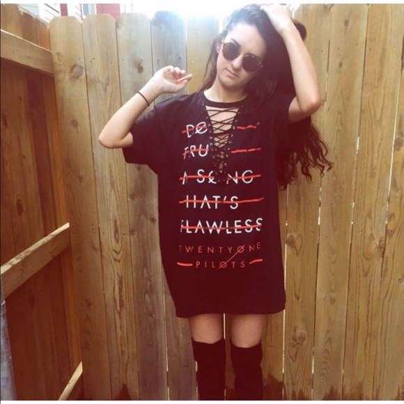 Twenty one pilots lace up tee - Picture 2 of 5